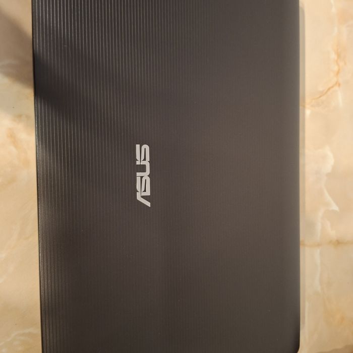 Asus K73, i5 2410 M, memorie 4gb ddr3, stocare 700gb, video 1Gb