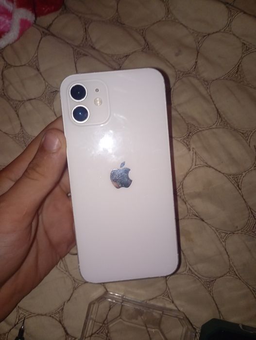 Vând iPhone 12 alb