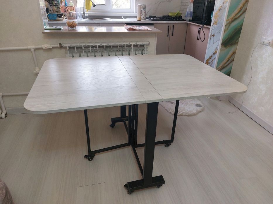 Продаю стол книжка на колёсиках