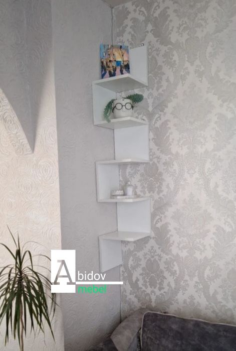 Угловая настенная полка-это элегантное решение для различных помещений