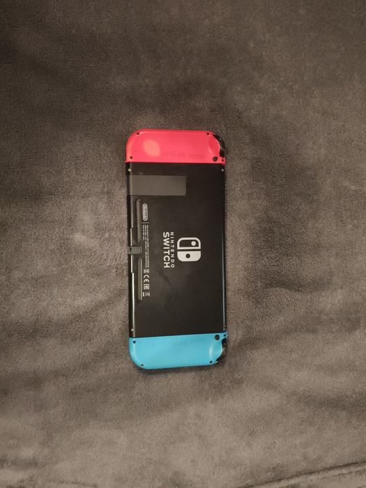 Nintendo Switch + Joy-Con roșu funcțional / Joy-Con albastru defect