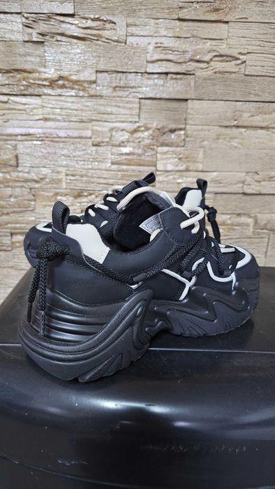 Чисто нови маратонки