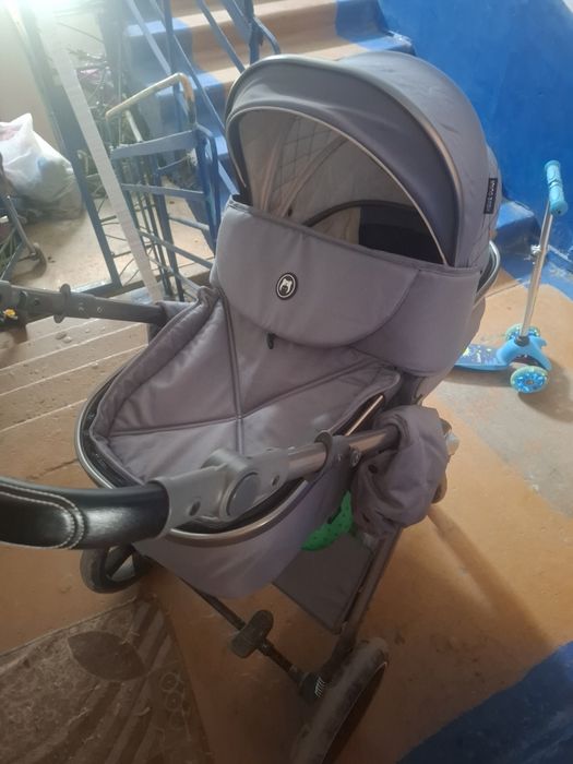 Коляска темно-серого цвета