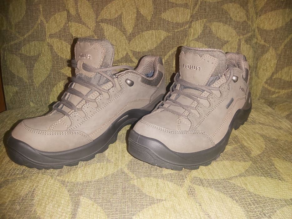 Туристически дамски обувки Lowa GTX