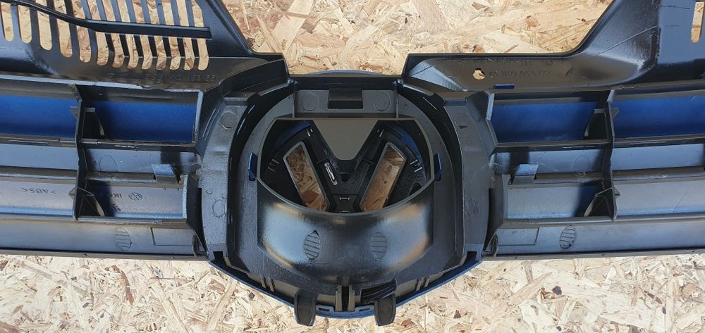 Grilă Volkswagen Golf 5 originală cu siglă 1K0853651K 1K0853651A