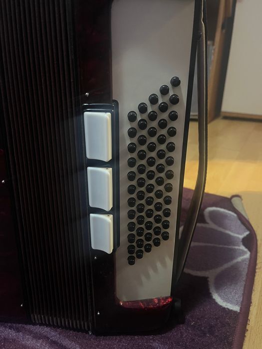 Продавам акордеон