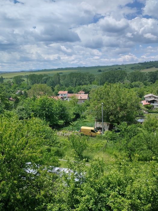 Масивна Къща с Голям Двор