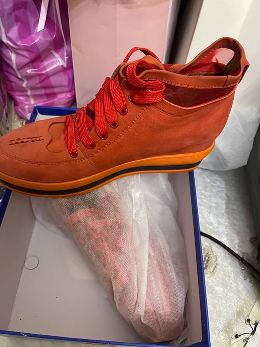 новые. шикарные кроссовки женские