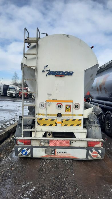 Inchiriez semiremorca cimentruck