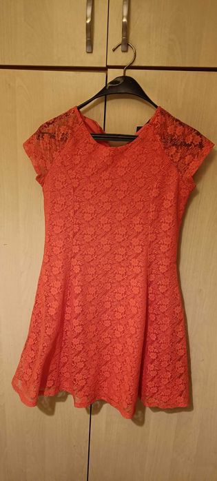 Дамски рокли с къс рък