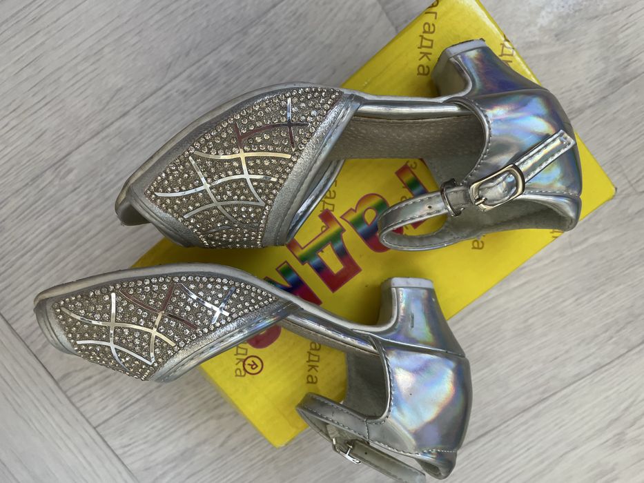 Продам туфли для девочек 12-14 лет дешево