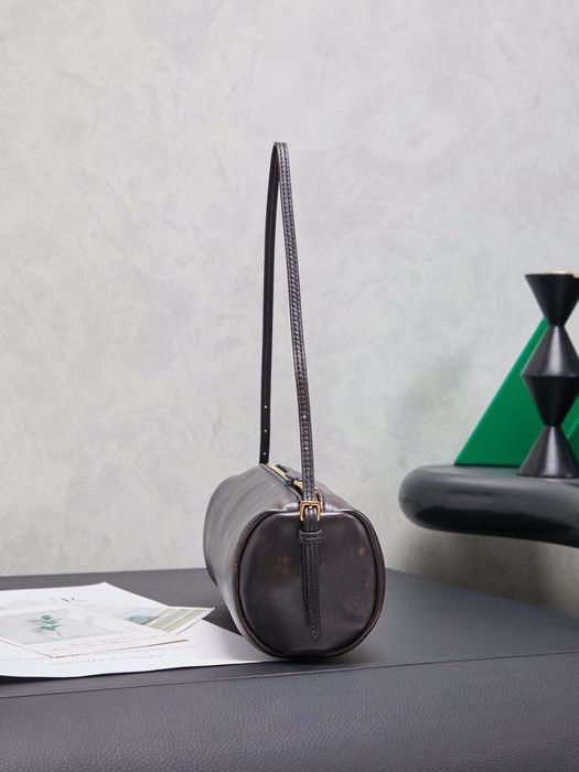 Чанта на марката миу миу