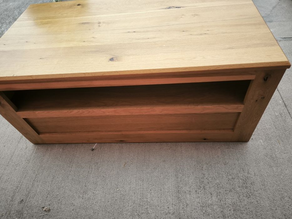 Шкаф от масивен дъб