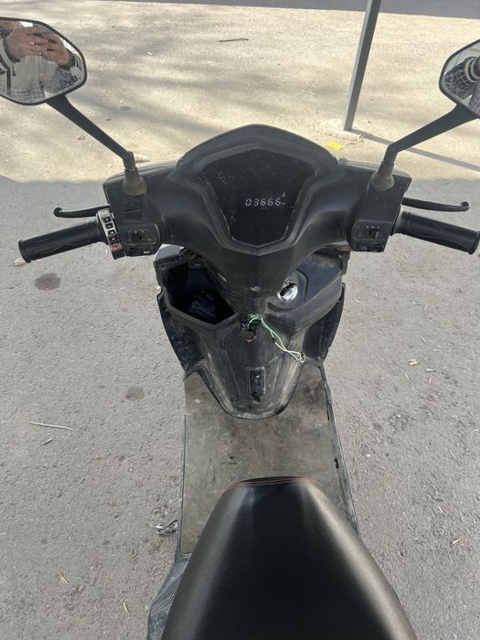 Скутер на ходу 125 кубовый