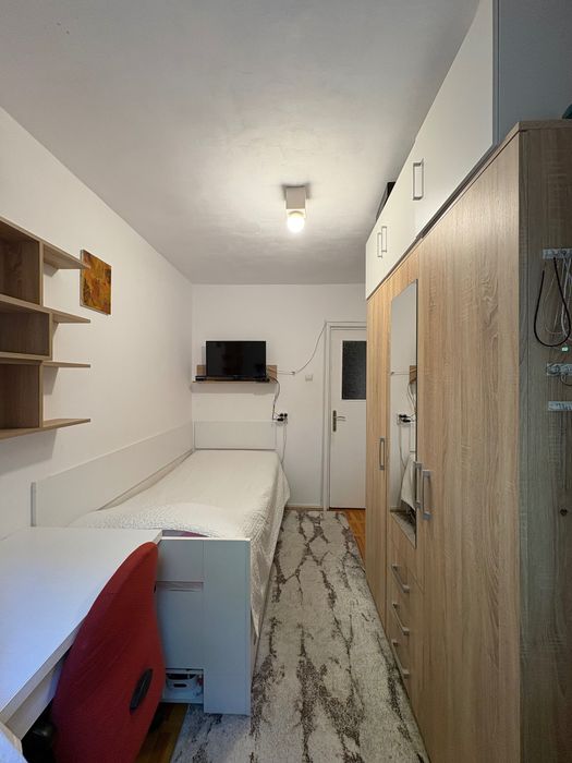 Vând apartament cu 3 camere, semidecomandat, zona Circumvalatiunii