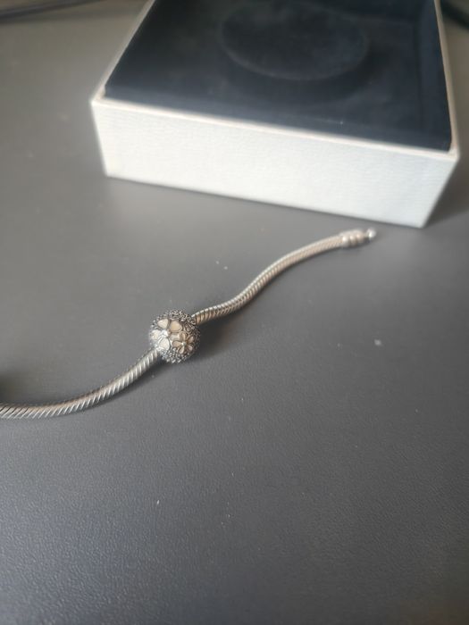 Vând 2 talismane Pandora și Sabrini.