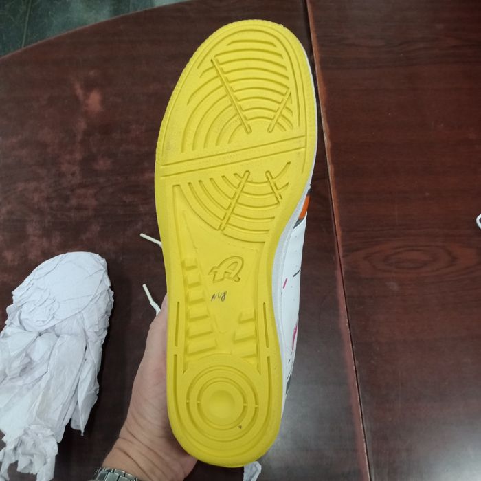 Кроссовки белые, спортивные