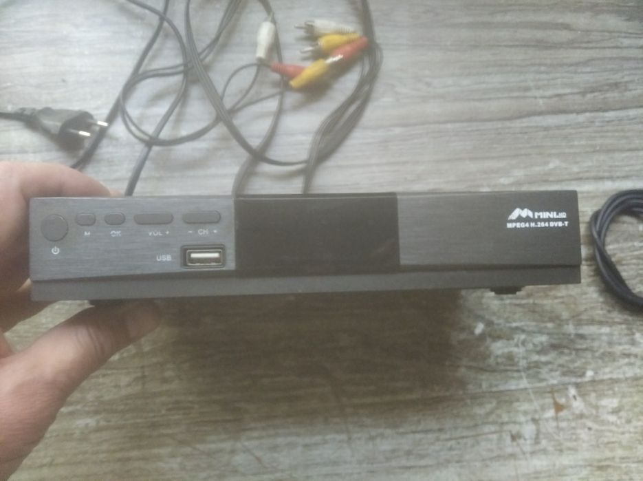 Для подключения по раболической антенны к телевизору.со шнуром к телев