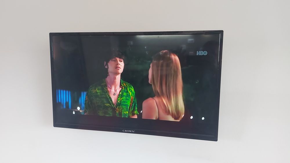 Телевизор Crawn 32 инча