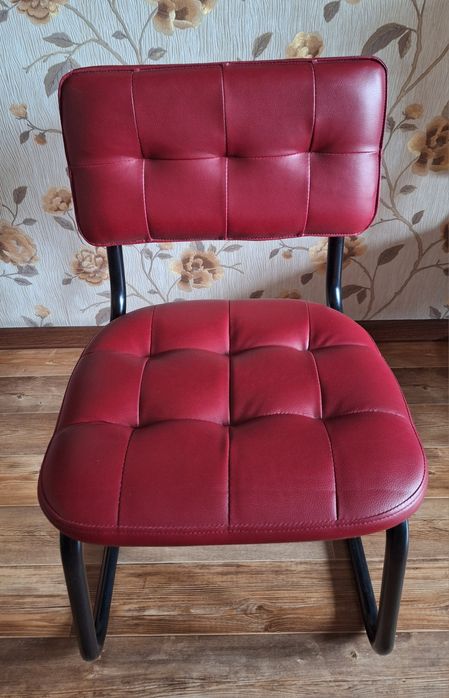 Продам стулья кожанные