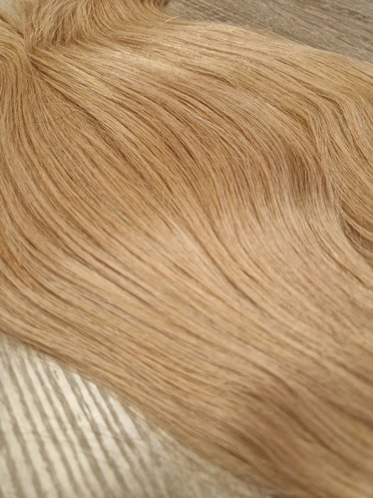 Естествена коса с плътен косъм и крайща.