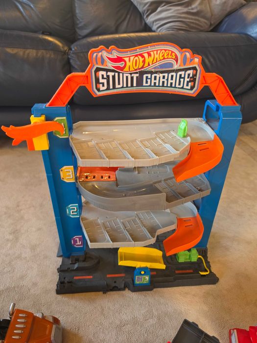 Hot Wheels писта и три камиона