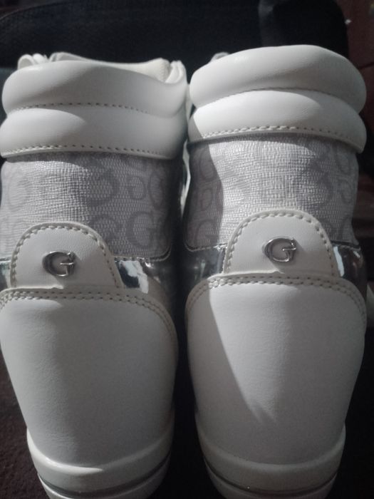 Ayollar uchun. Oq rangli krasofka.