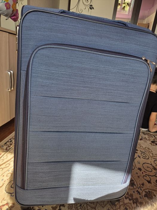 Продам чемодан на колёсиках