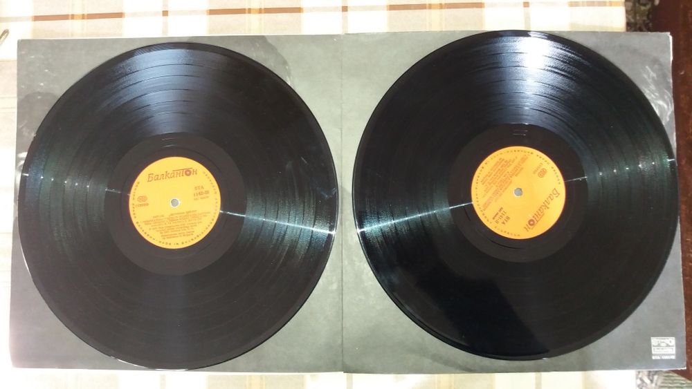 Продавам грамофонни плочи :
ROD STEWART - 15 лв.
THE BOOTLEGS - 15 
JO