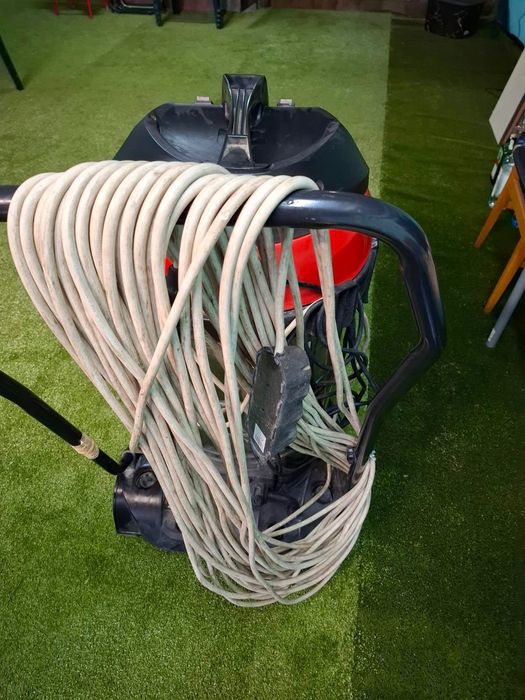 Професионална прахосмукачка ,три мотора и 50 м кабел