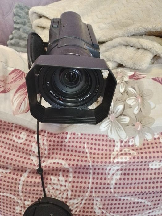 Продавам видео камера Soni  AX 100