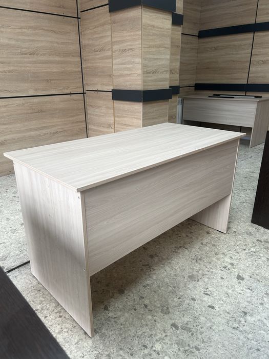 Столы , 2-темных,3- светлых срочно