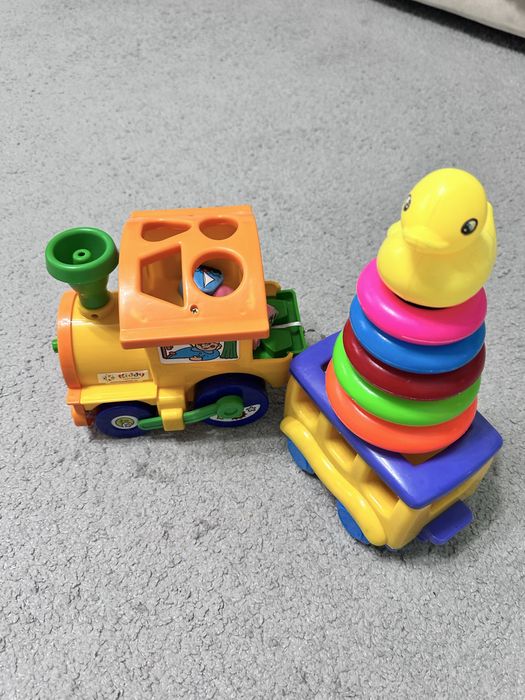 Детские игрушки паровоз и пирамидка