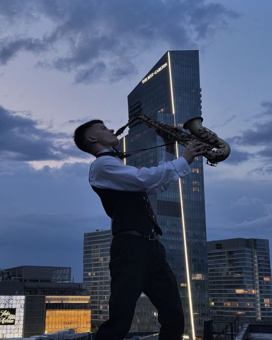 Саксофонист Ladislao | Живая музыка | Музыкант