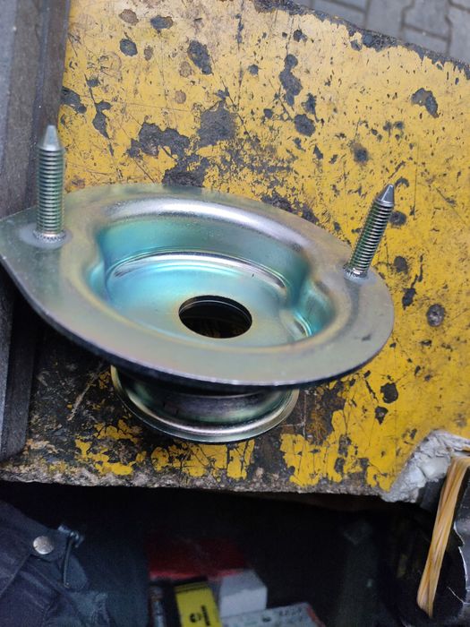 Мазда 323  старушка опора чашки амортизаторыа