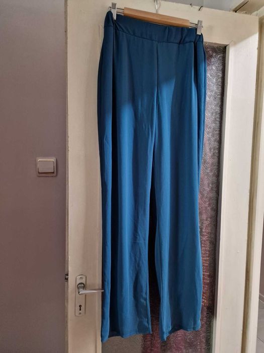 Costum de dama cu pantaloni lungi.