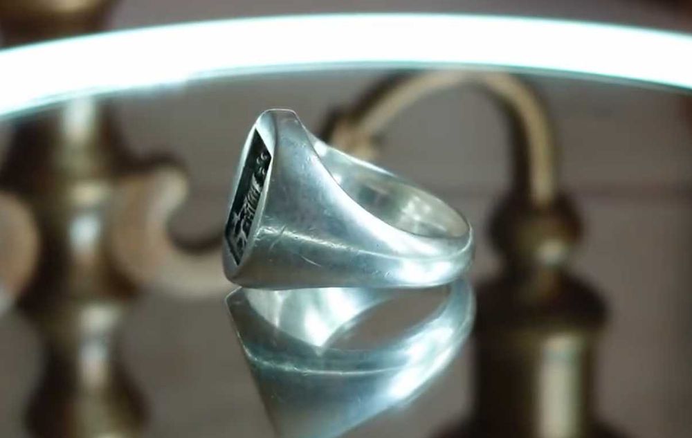 Inel sigilar heraldic din argint 935 – cu castel și câini în relief