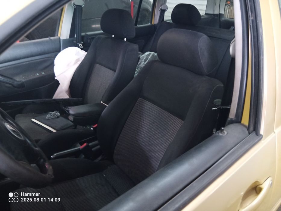 Продавам volkswagen golf 4 2000 кубика 115 коня бензин на части