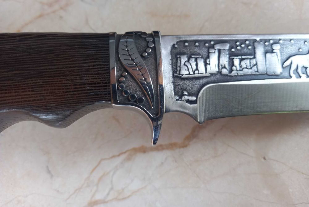 Cutit cu gravura pe lama