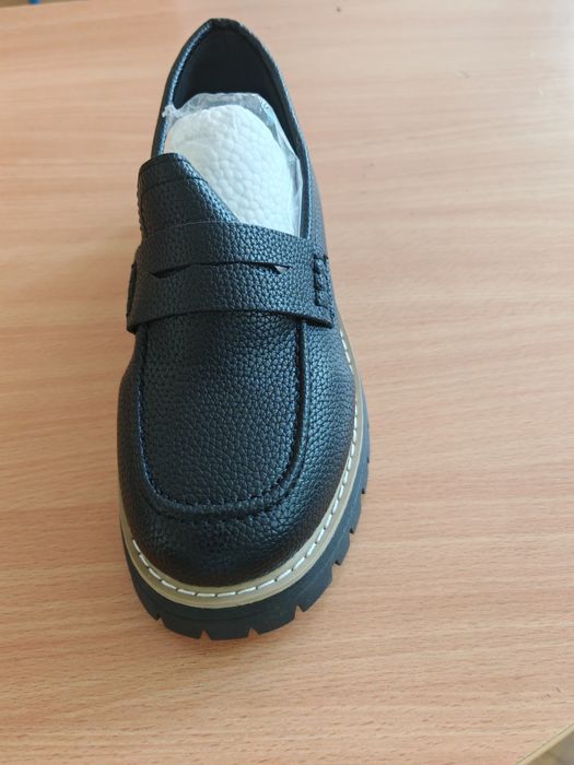 Нови есенни кожени обувки