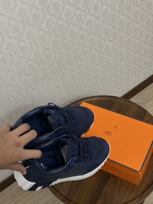 Продаётся кроссовка HERMES 41 размер маломерка новый