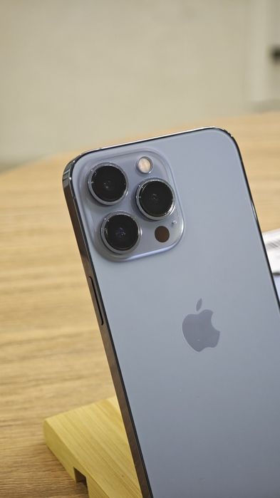 iPhone 13 Pro | Apple Room