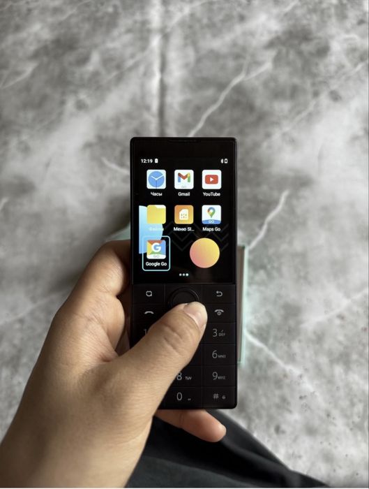 Полусенсорный телефон