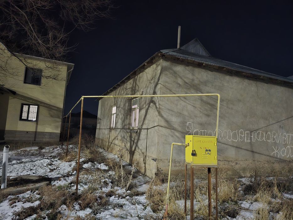 Үш бөлмелі үй жалға беріледі