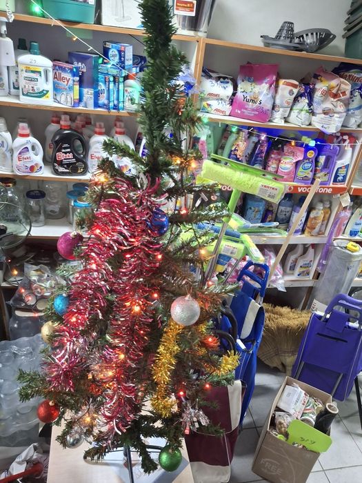 Brad artificial 1,4 m cu instalație,  globuri si beteala. Suport metal