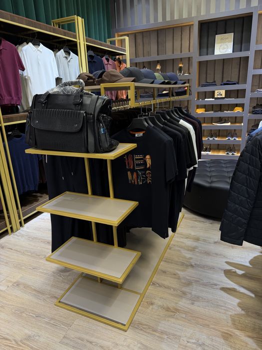 Шкаф с полкамиии и стелладж