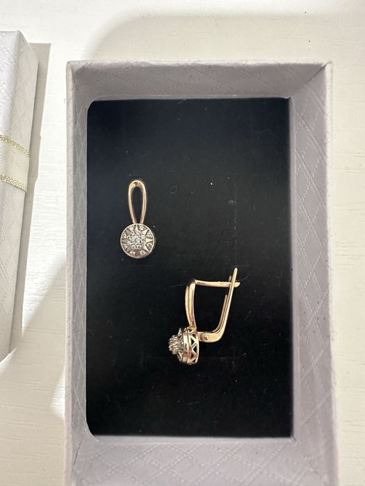 Золотые серьги  под бриллиант