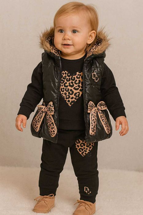 Модерен детски комплект с елек и леопардови акценти