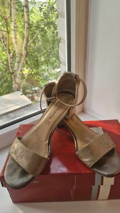 Продам кожаные босоножки Tamaris