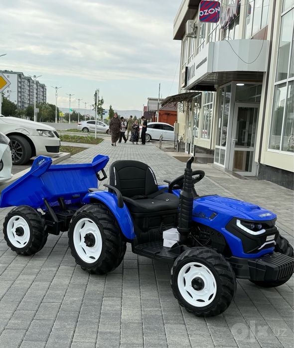 Siniy traktor prisepli pultli bolalar mashinasi elektromobil elektroka